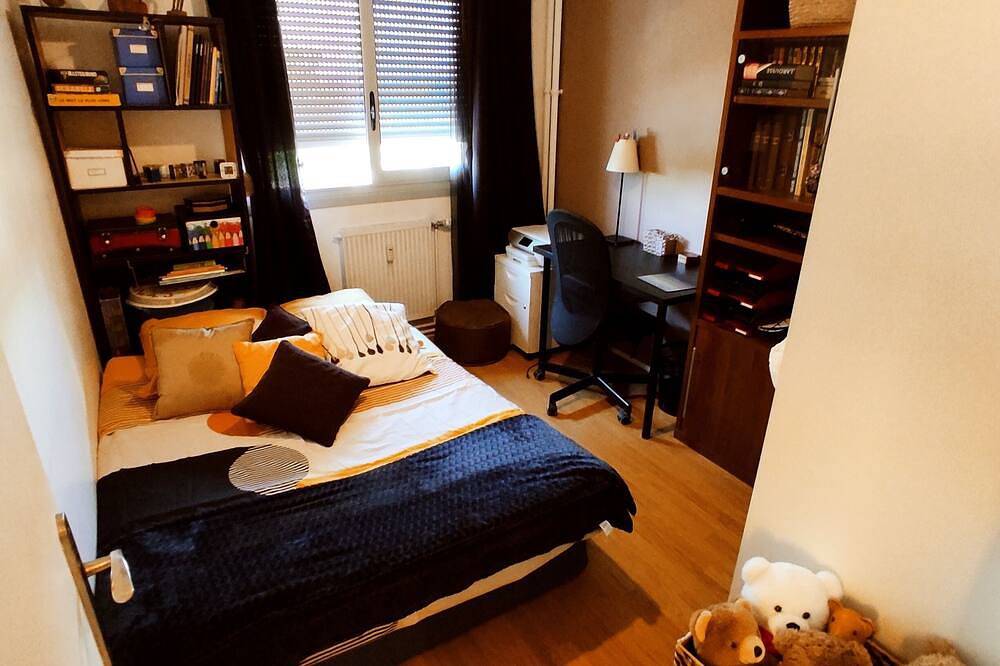 Entire apartment, Ideally located 70m2 T3 apartment with private balcony and secure parking in Saint-Priest, Rhône