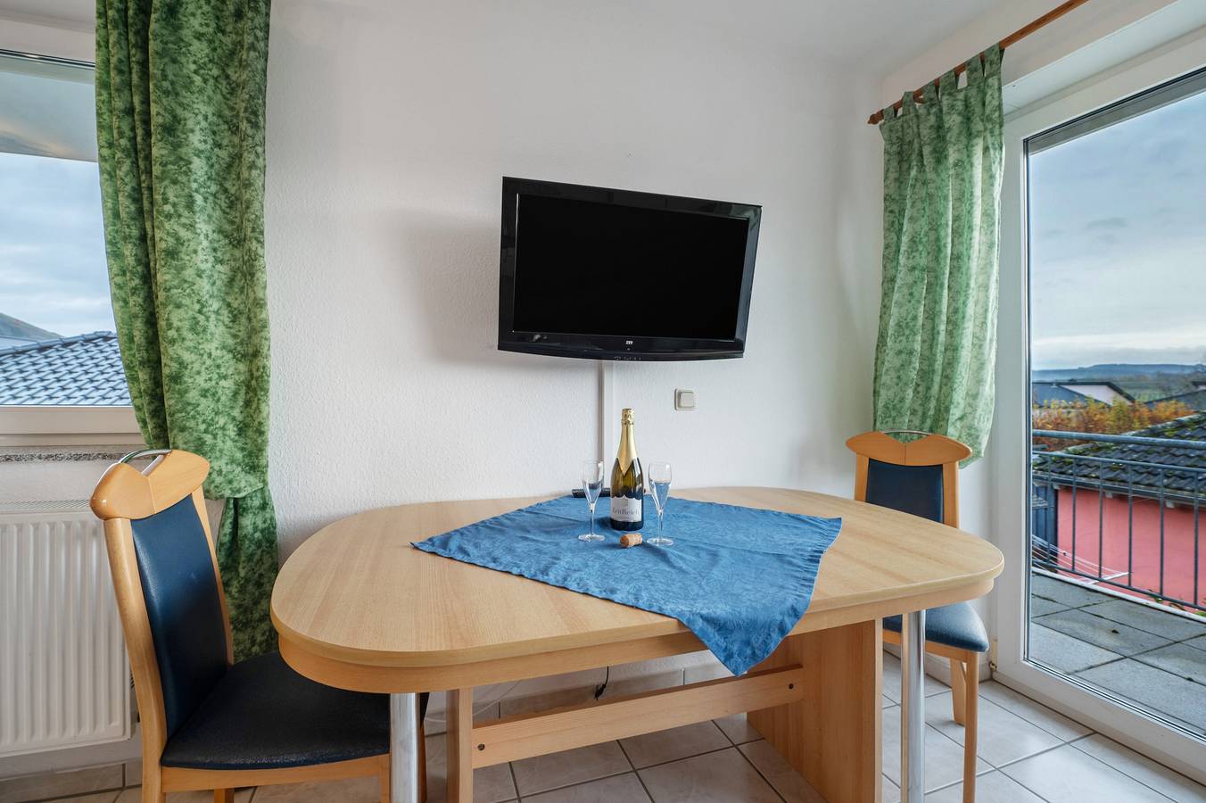 Hel lejlighed, Apartment 'Fewo Pumuckl' with Mountain View, Private Garden and Wi-Fi in Thörnich, Moseleifel