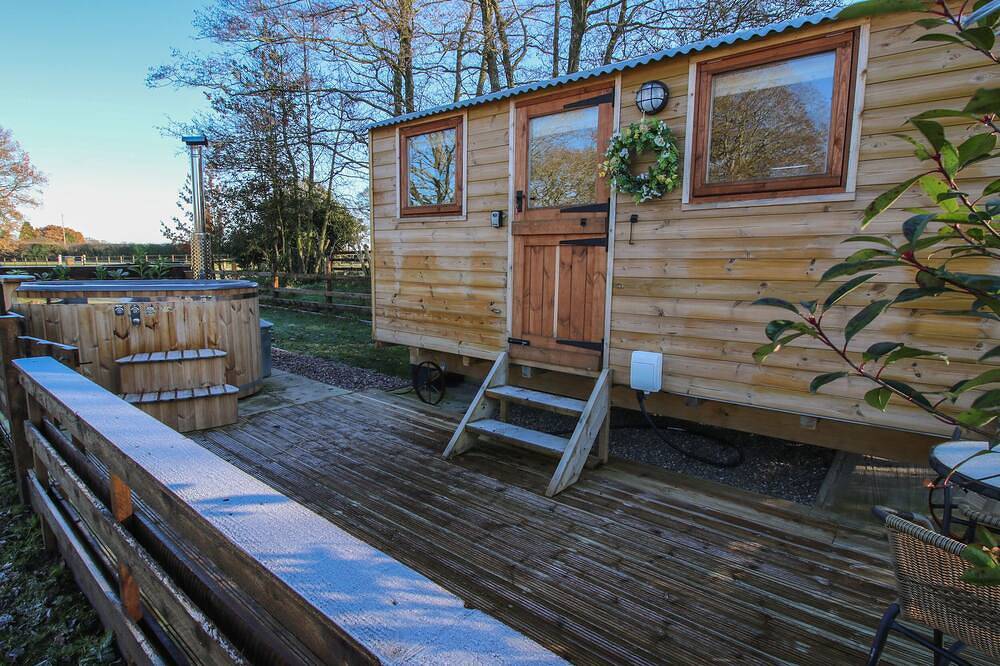 The Oak Hut, pet friendly, with hot tub in Whitchurch in Shropshire