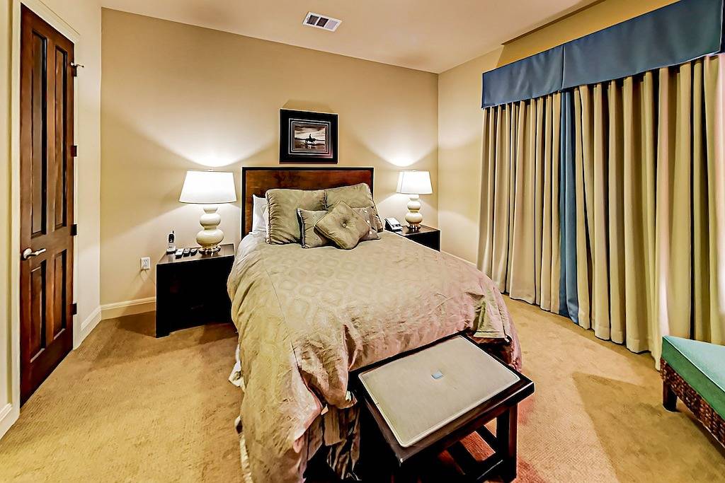 Ganze Wohnung, Waterfront All-Suite w/ Private Balcony – On-Site Dining, Spa & Marina in Lakeway, Lake Travis