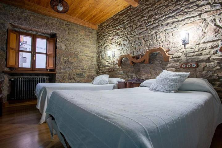 Casa rural para 10 personas, con terraza y vistas, Se admiten mascotas en Montaña de Luna - 2