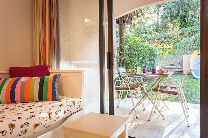 Entire apartment, Beautiful apartment with waterfront garden at 50m from the sea in Pramousquier, Le Lavandou