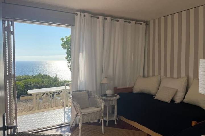 Appartement entier, Appartement dans maison , situé sous la terrasse et totalement indépendant. in Cap Bénat, Bormes-les-Mimosas