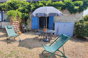 Gîte pour 2 personnes, avec jardin et terrasse à Longué-Jumelles