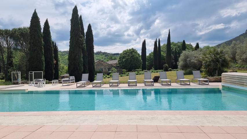 Maison d’hôte pour 40 personnes, avec piscine ainsi que terrasse et jardin, adapté aux familles à La Roque-sur-Cèze