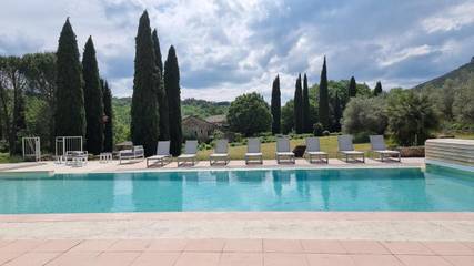 Maison d’hôte pour 40 personnes, avec terrasse ainsi que piscine et jardin, adapté aux familles à La Roque-sur-Cèze