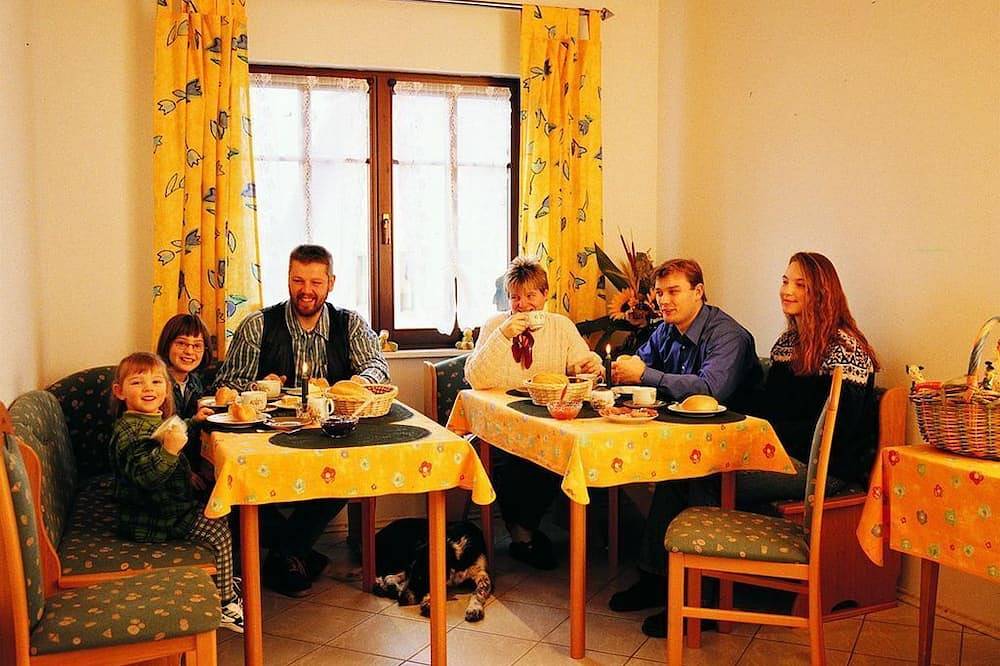 Doppelzimmer mit Dusche und Wc - Ferienweingut Herres in Klüsserath, Moseleifel