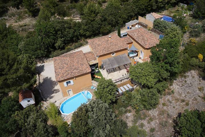 Chambre d’hôte pour 4 personnes, avec jacuzzi et jardin ainsi que piscine et terrasse dans les Bouches-du-Rhône - 4