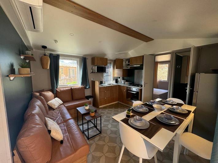 Camping pour 6 personnes, avec jacuzzi ainsi que piscine et jardin