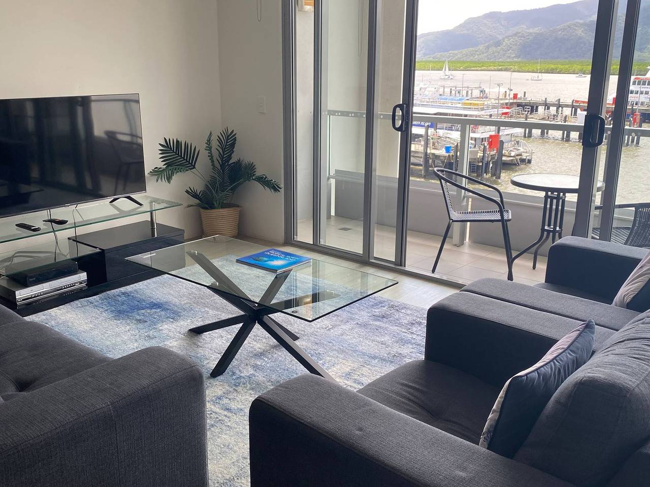 Entire apartment, Absolute Waterfront Apartment in Cairns, Far North Queensland