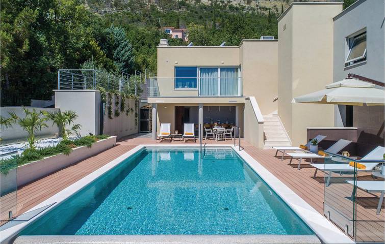 Ganze Ferienwohnung, Apartment am Meer mit Pool, WLAN und Parkplatz – 1,5 km bis zur Küste in Plomin, Ostküste Istrien