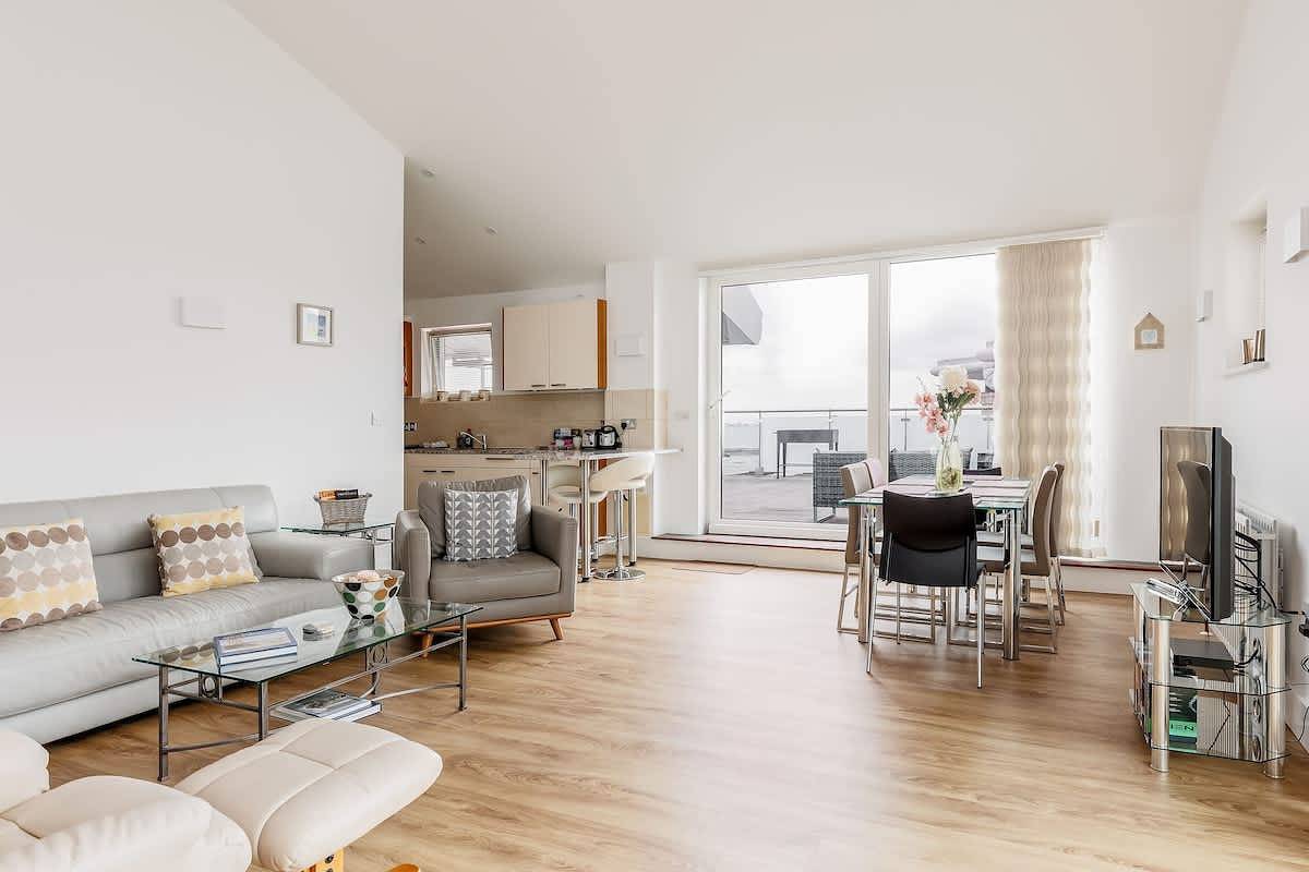 Entire apartment, Casa Lisa - Two-bedroom Penthouse with Large Roof Terrace in Poole, Poole Harbour