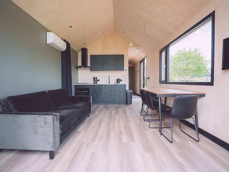 Vakantiefriesland — Tiny house Bant right next to the forest in Bant, IJsselmeer