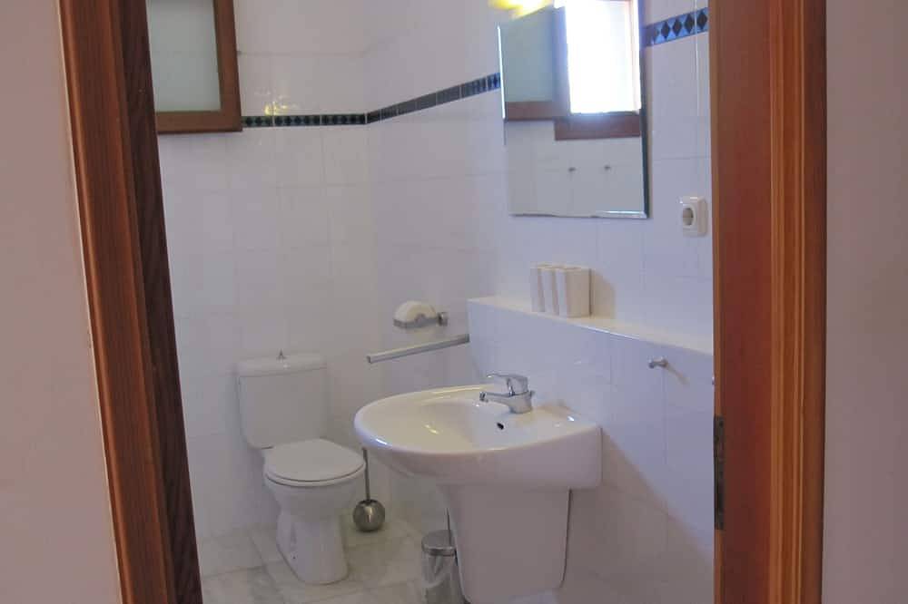 Ganze Wohnung, Ruhig im Olivenhain gelegen, nahe am Meer und nur 32 km von Olympia entfernt. in Agios Ilias, Ileia