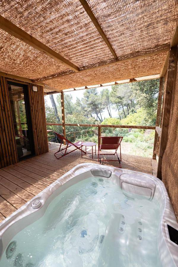 Chambre d’hôte pour 2 personnes, avec Balcon et Jacuzzi ainsi que Terrasse et Jardin à Saint-Marc-Jaumegarde