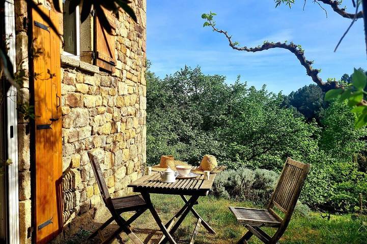 Gîte pour 3 personnes, avec terrasse et jardin à Chambonas