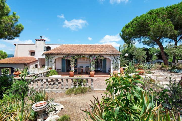 Villa 'Le Ginestre Di Mare' con vista sul mare, terrazza privata e giardino privato in Spiaggia di Stecchi, Capoliveri