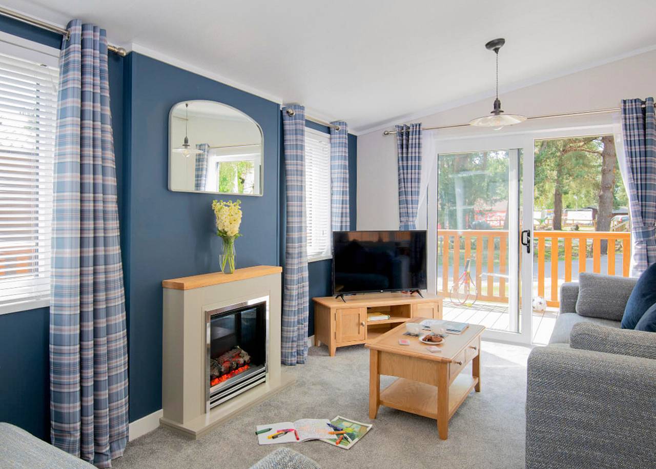 Deluxe 4, Slps 8, parking, ensuite, decking, Ht in Burgh Castle, Great Yarmouth