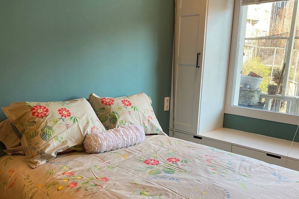 Heidi's Private Canal Suite | 2bd-1 bath | Location! in Holländische Küste