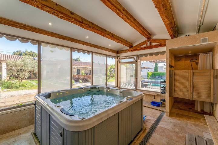 Vakantiehuis 'Gîte Garrigue - Villa Cassandra' met gedeeld zwembad, Wi-Fi en airco in Tavel, Nimes en omgeving