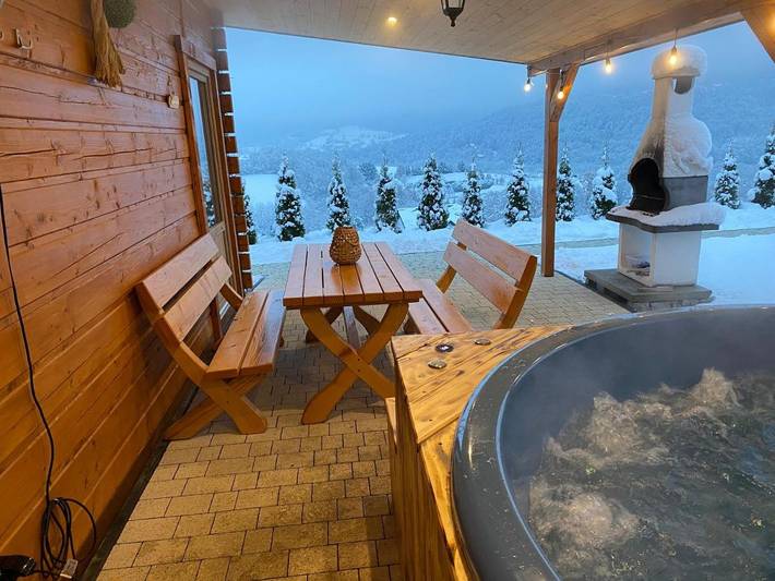 Dom dla 5 osób, z Jacuzzi i Taras oraz Ogród i Sauna w Laskowa - Kamionna