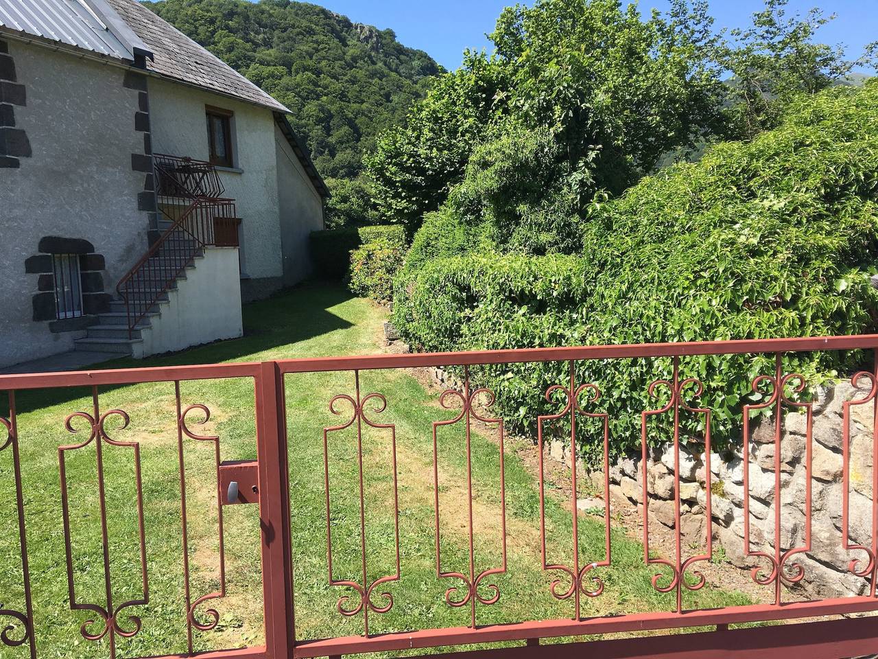 Landhaus 'Villa Verdure' mit privatem Garten, Balkon und Wlan in Chambon-sur-Lac, Regionaler Naturpark Volcans d'Auvergne