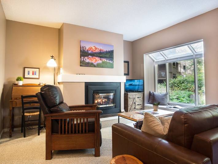 Vacation rental for 4 people, with balcony and sauna as well as pool and hot tub in Glacier