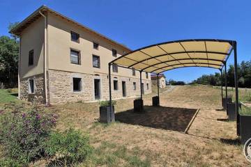 Gîte pour 15 personnes, avec jardin à Chambost-Longessaigne