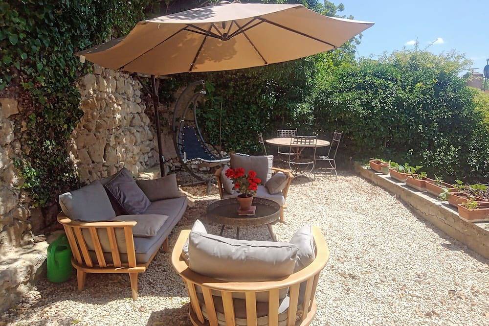 Ganze Wohnung, Cosy apartment-private garden, terrace, patio-in typical village near Lourmarin in Vaugines, Regionaler Naturpark Luberon