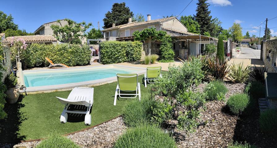 Gîte pour 4 personnes, avec piscine ainsi que jardin et terrasse