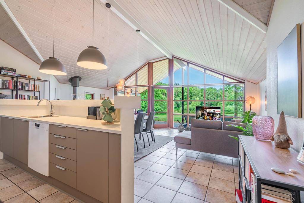Feriehus med panorama udsigt over sø med et rigt dyreliv belliggende på adressen Fyrrelunden 38, Jegum Ferieland. in Jegum, Varde Region