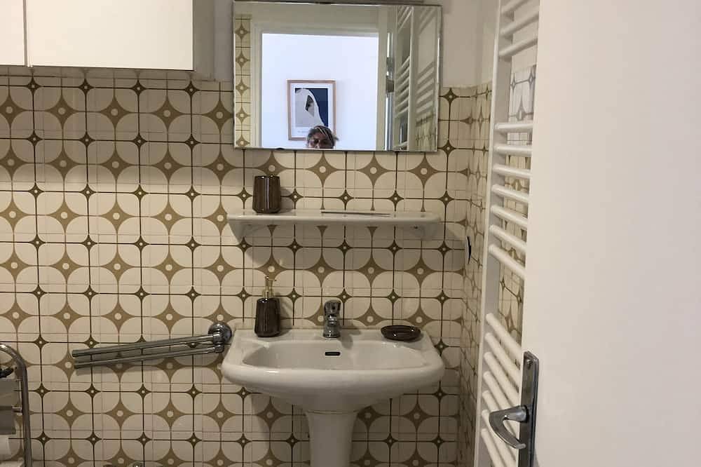 Entire apartment, Studio 800 m from the beach and close to the beginnings in Saint-Cyr-sur-Mer, Mediterranean Coast (France)