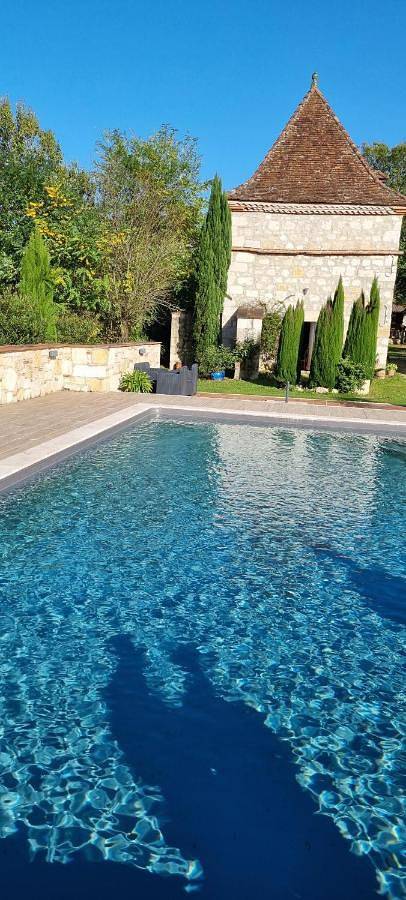 Location de vacances pour 24 personnes, avec piscine ainsi que vue et jardin dans Clermont-Soubiran