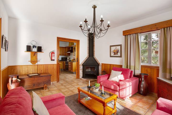 Holiday Home 'Casa Ariadna' with Sea Views, Private Garden, and Wi-Fi in Tijarafe, La Palma North
