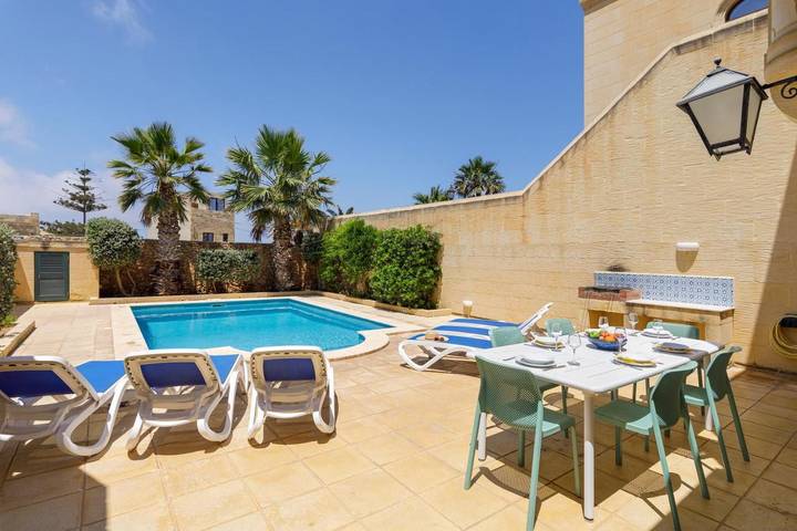 Vacation rental for 6 people, with Balcony and Terrace as well as Yard and Pool in Gozo