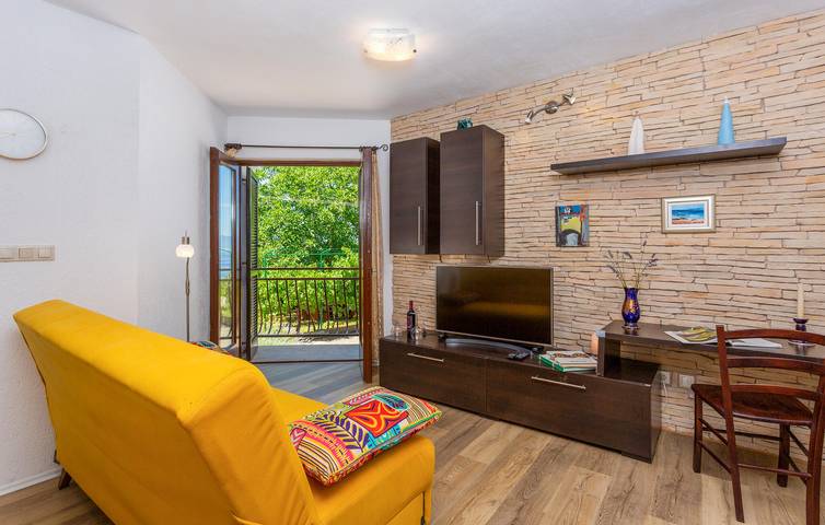 Ganze Ferienwohnung, Gemütliche Ferienwohnung, 2,5 km vom Strand entfernt, mit Terrasse und Parkplatz in Njivice, Krk