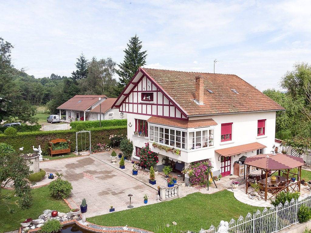 Chambre confortable avec vue sur le jardin, parking et bain à remous in Saint-Siméon-de-Bressieux, Isère