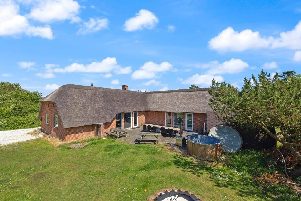 Großes Ferienhaus mit Pool und Badetonne für 14 Personen in Lodbjerg Hede, Ringkøbing