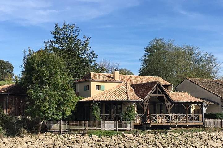 Location de vacances pour 8 personnes, avec Terrasse et Piscine dans Château des Vigiers