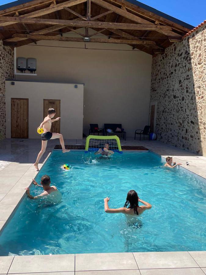 Location de vacances pour 10 personnes, avec piscine et terrasse dans Combrand