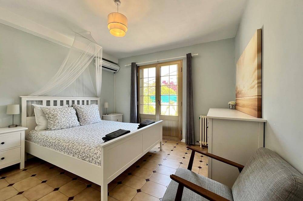 Villa mit eigenem Pool und Garten, nur wenige Gehminuten vom Strand und den Geschäften entfernt in Antibes, Mittelmeerküste (Frankreich)