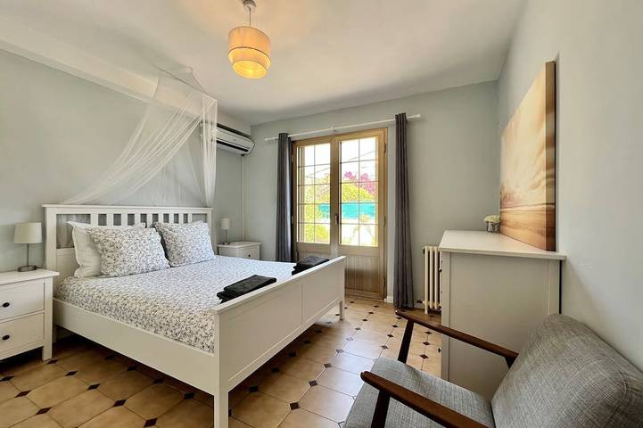 Villa avec piscine et jardin, à distance de marche de la plage et des commerces in Antibes, Côte méditerranéenne (France)
