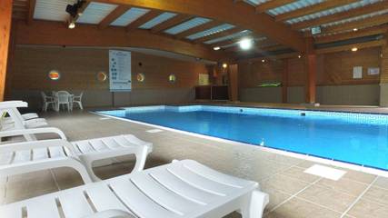 Parc de vacances pour 2 personnes, avec bassin pour enfant ainsi que terrasse et piscine dans Le Lioran