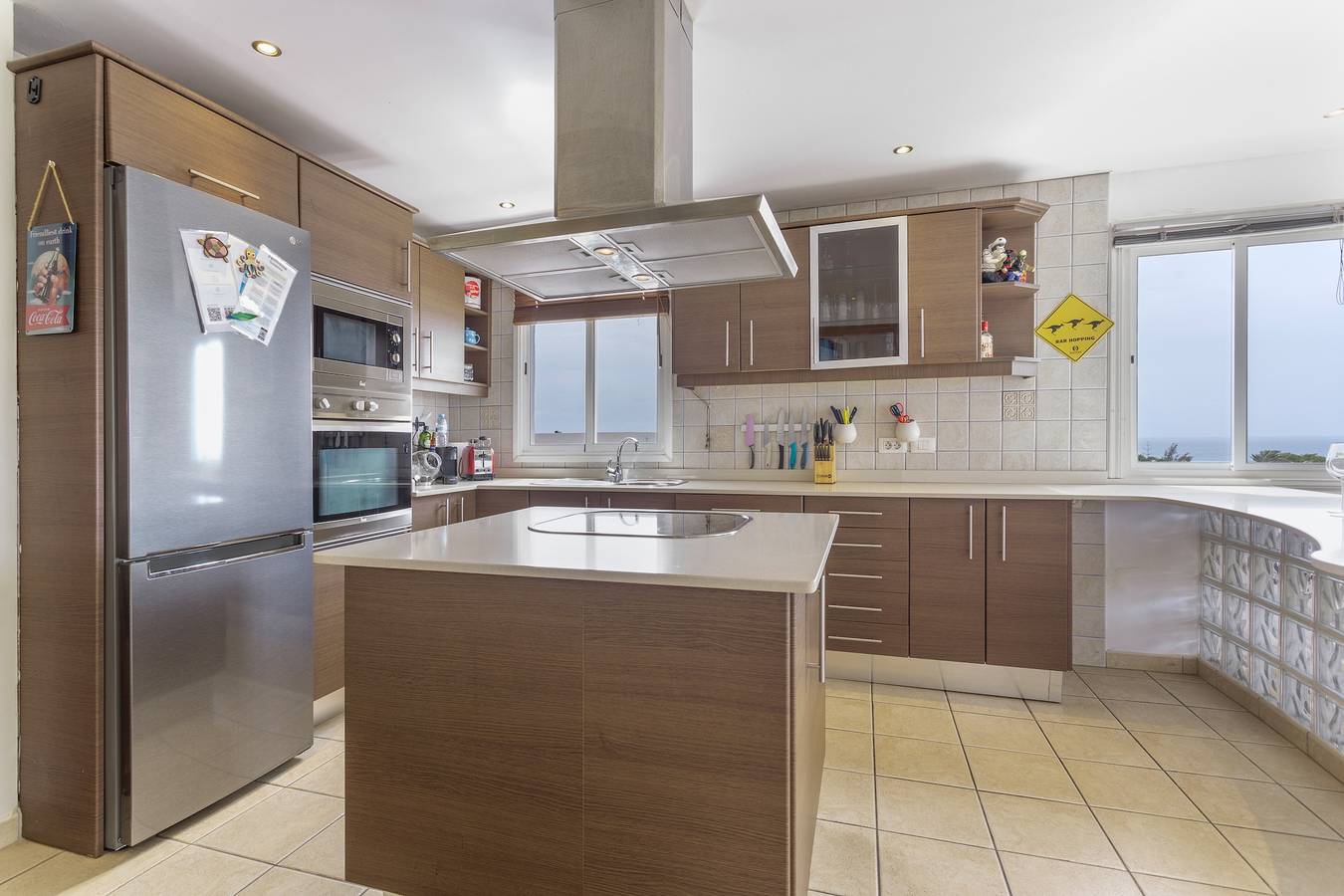 Apartamento entero, Ático con jacuzzi, vistas al mar y al volcán in Playa Bastián, Teguise