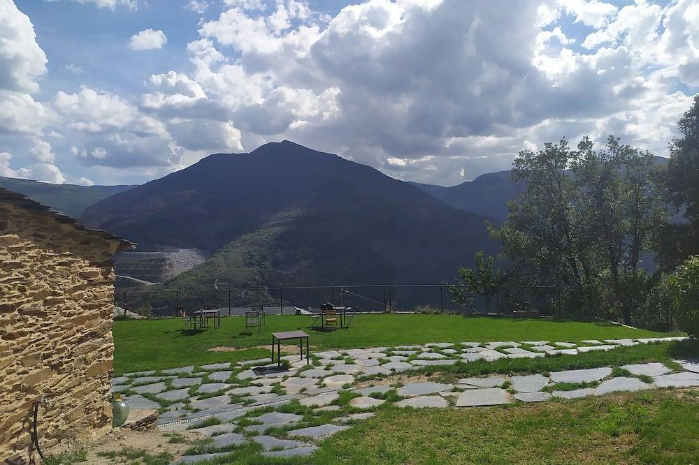 Casa Tradicional con Jardín y Vistas a la Montaña. Eco dos Teixos in Carballeda de Valdeorras, Ourense Region