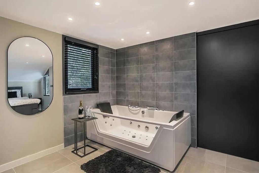 Relaxed Luxe "Boszichthuisje" met Jacuzzi Bospark Ijsselheide Hattemerbroek in Veluwe