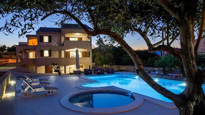 Ferienhaus für 11 Personen, mit Garten und Pool in Razanac