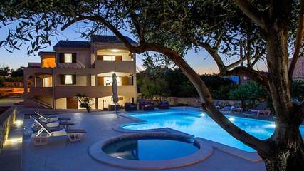 Ferienhaus für 10 Personen, mit Pool und Garten sowie Terrasse in Razanac