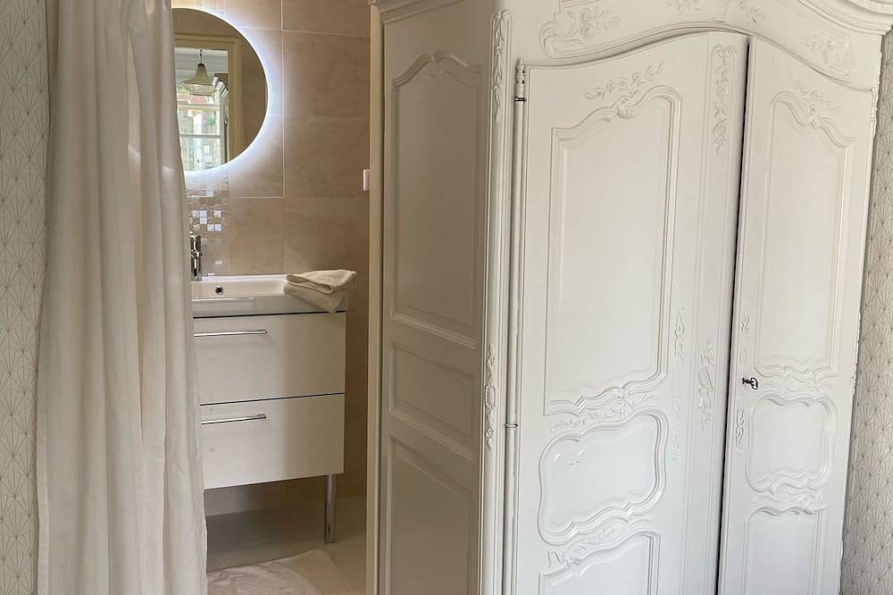 Renovated, spacious Les toiles à Elise mansion with swimming pool in Saint-Geniès-de-Comolas, Nimes region
