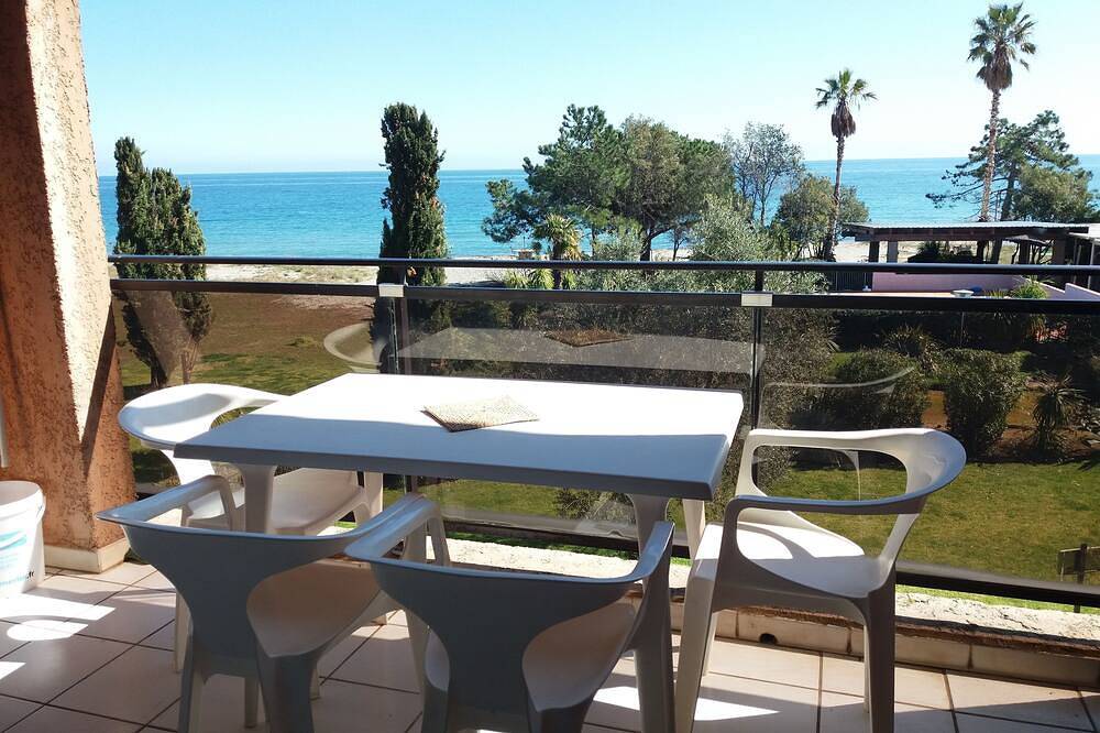 Apartamento entero, San Nicolao de Moriani: les Marines studio sea view with direct beach access. in Moriani-Plage, Región de Corte